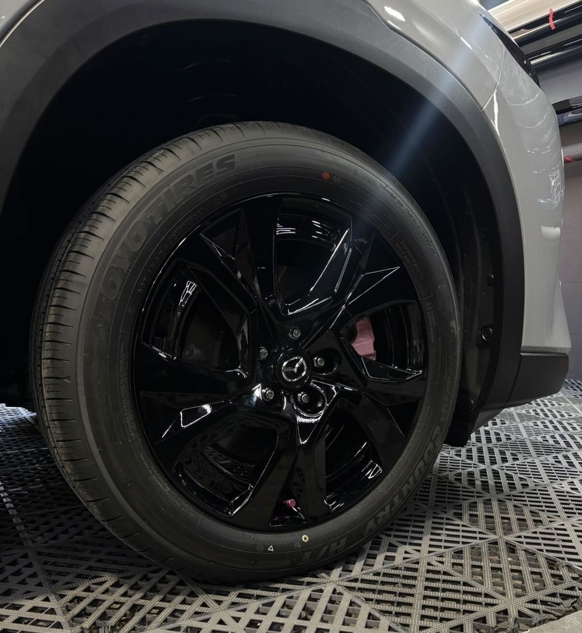 רכב בעמדת עבודה של Kraken Detailing תחת תאורת סדנא