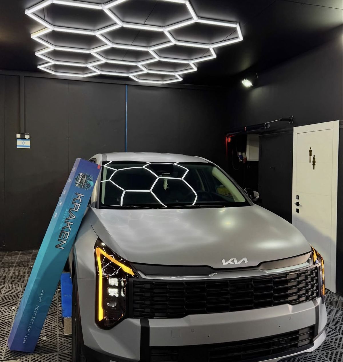 תהליך התקנת ציפוי PPF על רכב בסדנא של Kraken Detailing בבת ים