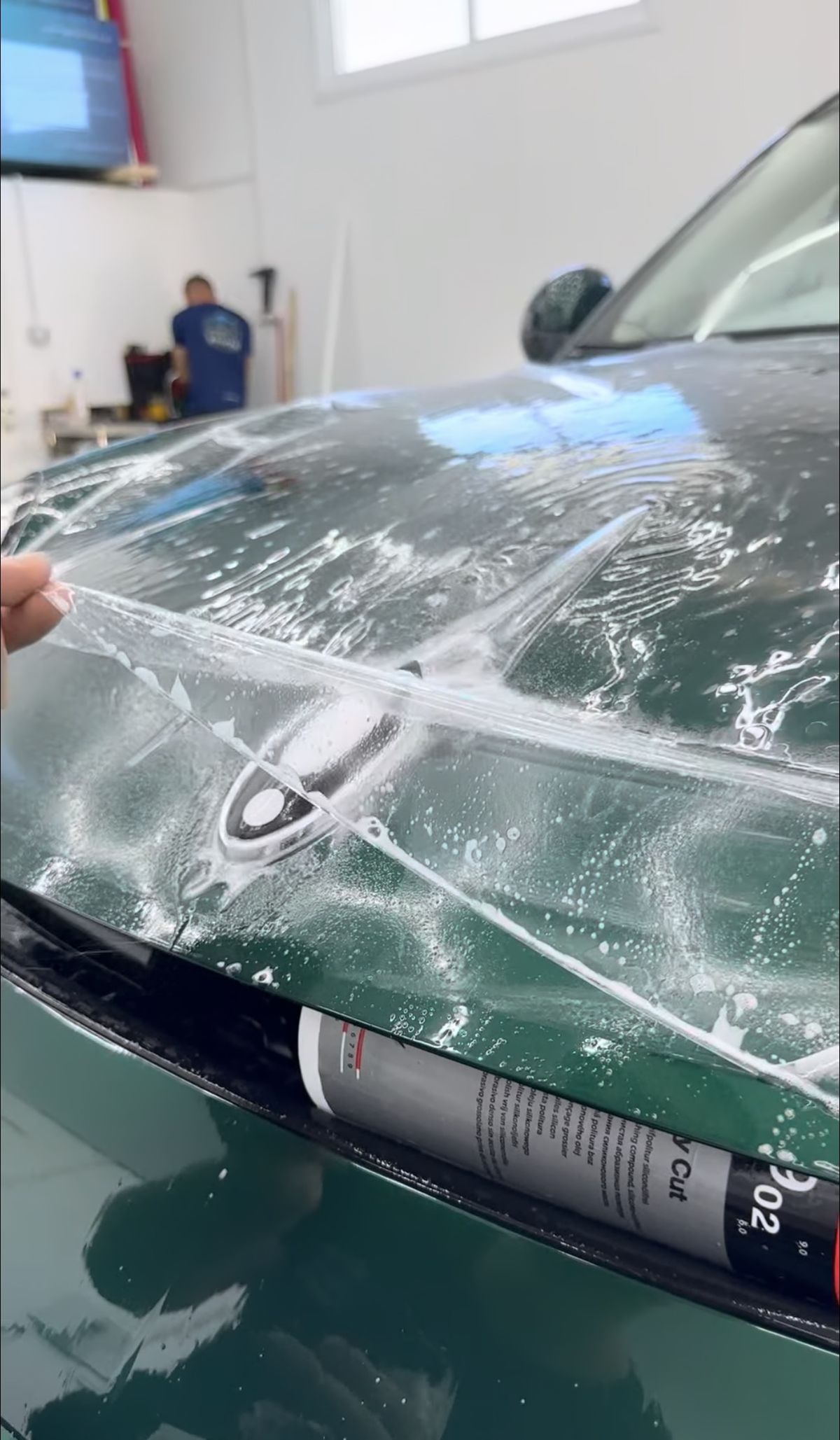 תהליך התקנת ציפוי PPF על רכב בסדנא של Kraken Detailing בבת ים